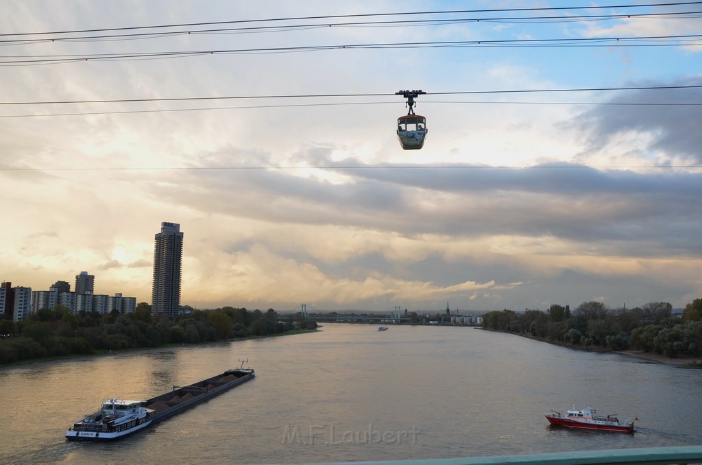 Einsatz BF Hoehenretter Koelner Seilbahn Hoehe Zoobruecke P2080.JPG